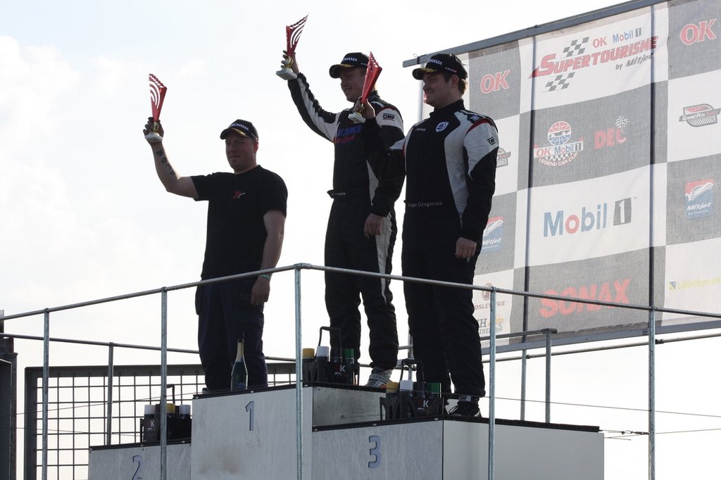 De tre vindere af heat 1, kunne med aftensol i ryggen nyde deres hyldest på podiet
(Foto: Agnes S)